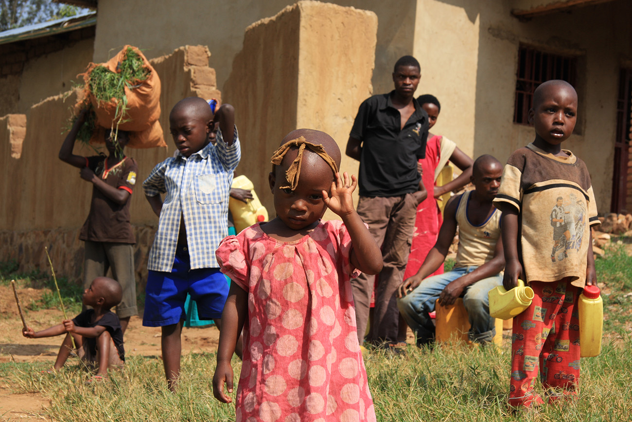  People in Kigabiro. This one frame captures, like a cross-section, the characteristics visible there.  As the girl turned around, I saw that it wasn't a pretty ribbon on her head, but a string to carry a big water bottle against her back.  Photograp